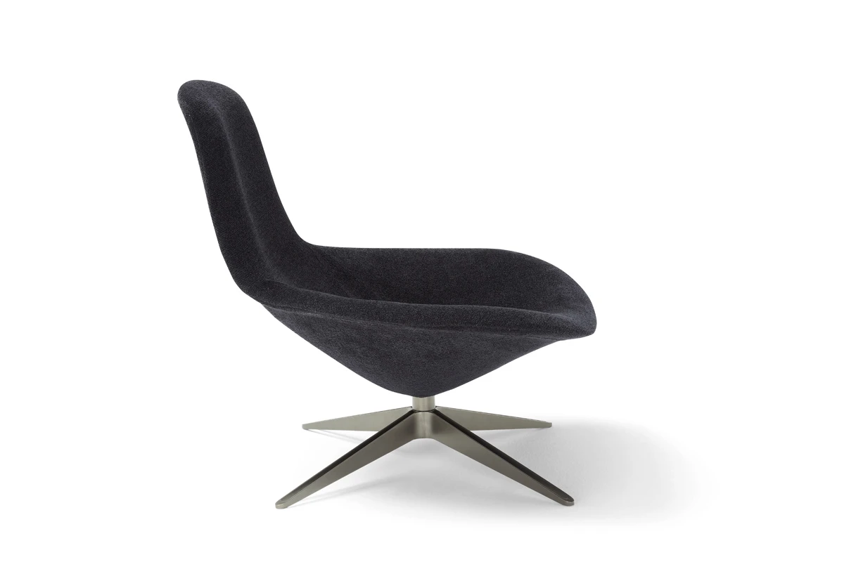 Medea fauteuil design haut de gamme par Amura Lab allie formes sculpturales, confort enveloppant et élégance italienne. Disponible chez D-Style Interior.