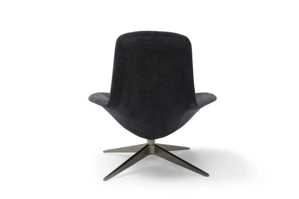 Medea fauteuil design haut de gamme par Amura Lab allie formes sculpturales, confort enveloppant et élégance italienne. Disponible chez D-Style Interior.