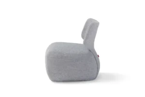 Noa fauteuil d’Amura Lab combine lignes organiques et confort absolu dans une interprétation poétique du design italien. Disponible chez D-Style Interior.