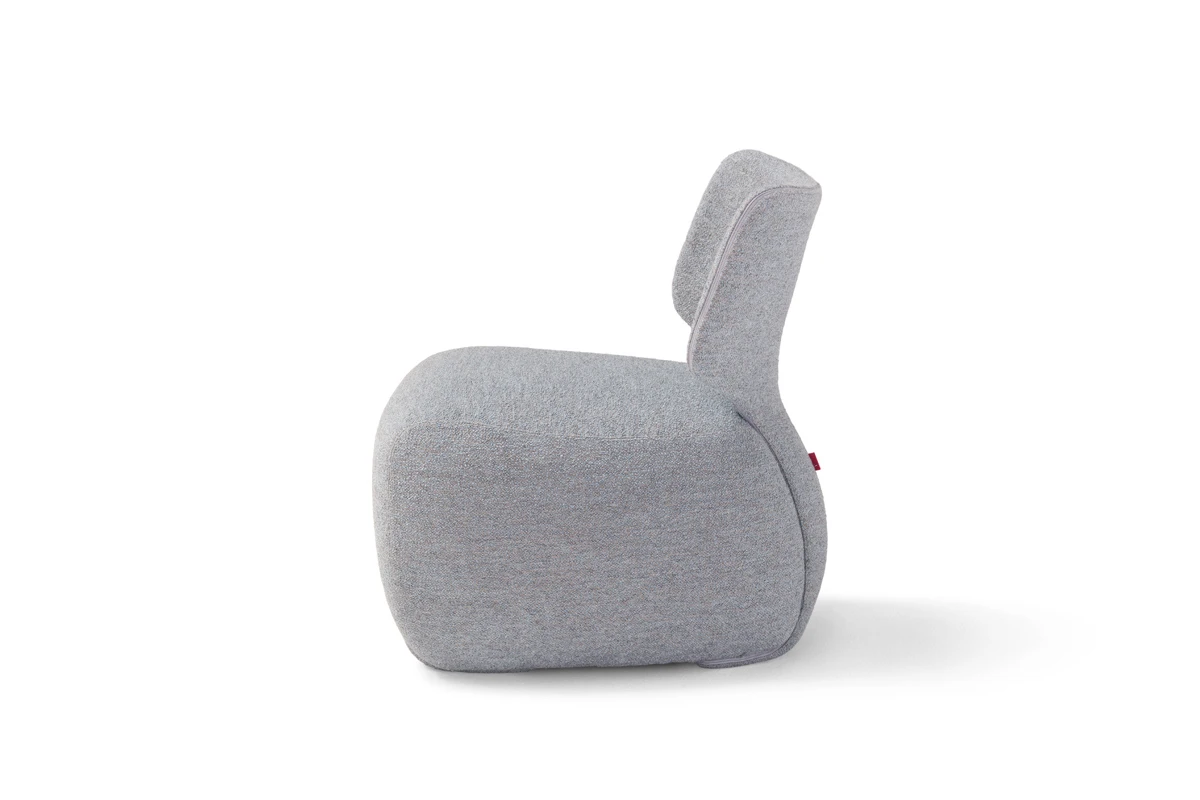 Noa fauteuil d’Amura Lab combine lignes organiques et confort absolu dans une interprétation poétique du design italien. Disponible chez D-Style Interior.