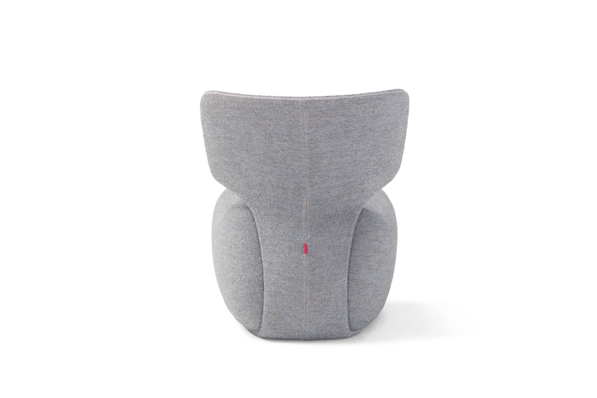 Noa fauteuil d’Amura Lab combine lignes organiques et confort absolu dans une interprétation poétique du design italien. Disponible chez D-Style Interior.
