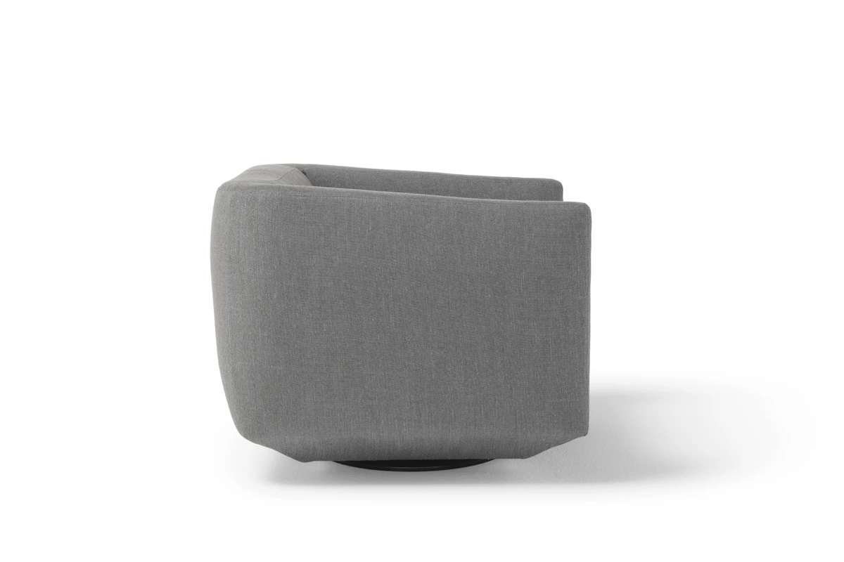 Panis fauteuil par Amura Lab allie formes généreuses, confort enveloppant et élégance artisanale italienne. Disponible chez D-Style Interior.