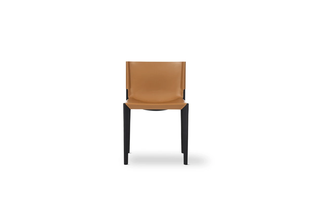 Chaise design haut de gamme Stilt sans accoudoirs d’Amura Lab en bois massif et cuir naturel, disponible chez D-Style Interior.