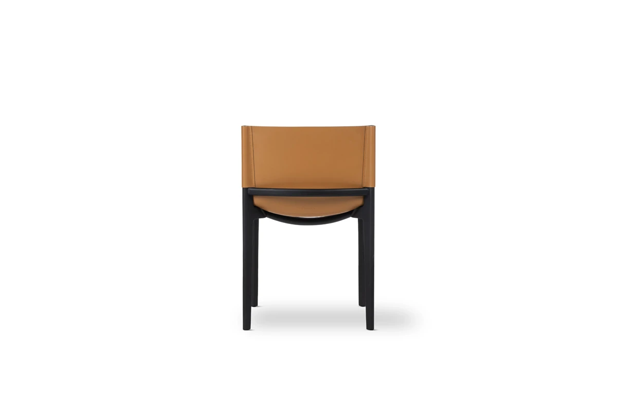 Chaise design haut de gamme Stilt sans accoudoirs d’Amura Lab en bois massif et cuir naturel, disponible chez D-Style Interior.