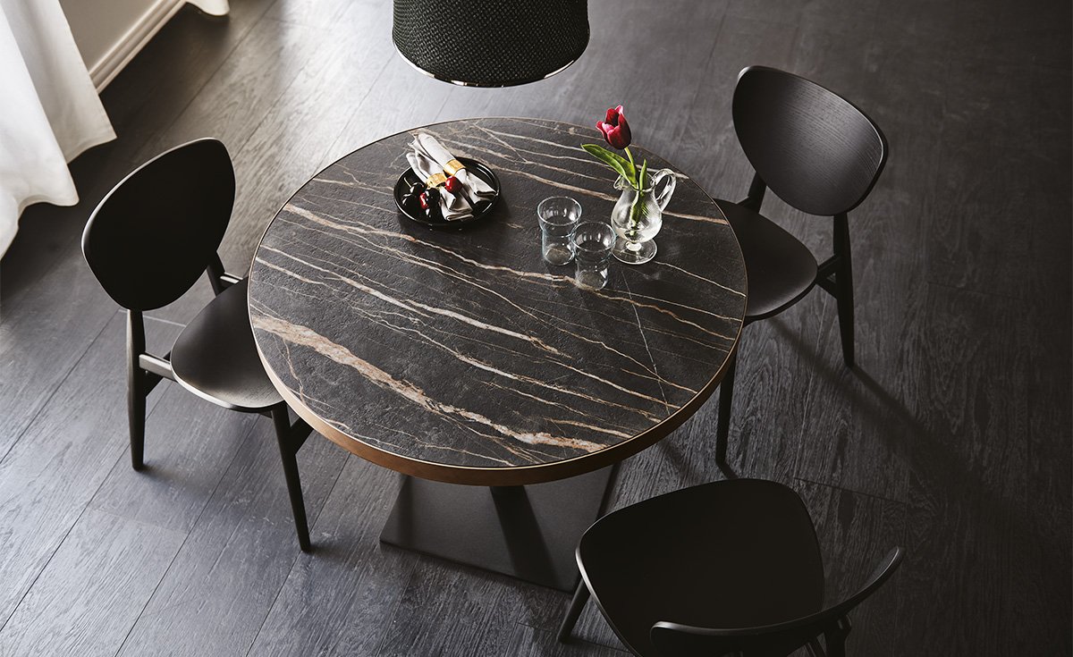 Ribot Keramik Bistrot table de Cattelan Italia, une création haut de gamme en céramique et acier laqué, symbole du design italien contemporain. Chez D-Style Interior