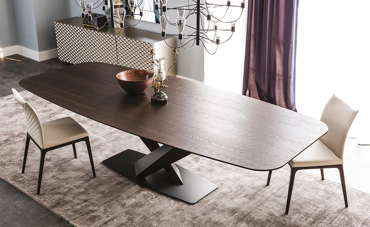 Stratos Wood table design haut de gamme en bois massif par Cattelan Italia, avec base en acier et finitions élégantes. Disponible chez D-Style Interior.