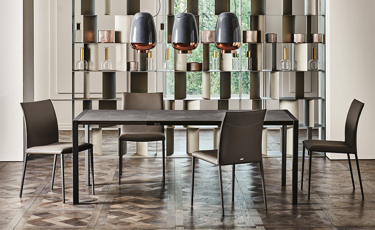 Pedro Drive table extensible design haut de gamme en acier laqué et bois laminé, alliant élégance italienne et fonctionnalité contemporaine. Disponible chez D-Style Interior.