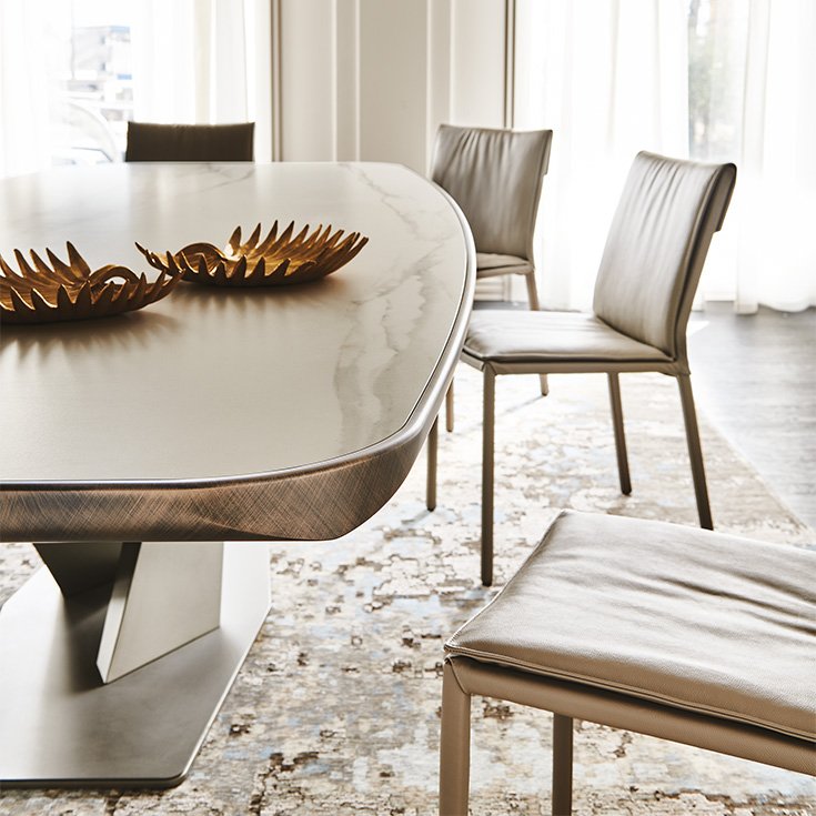 Stratos Keramik Premium table design haut de gamme par Cattelan Italia, base en acier embossé et plateau en céramique Marmi Premium. Disponible chez D-Style Interior.