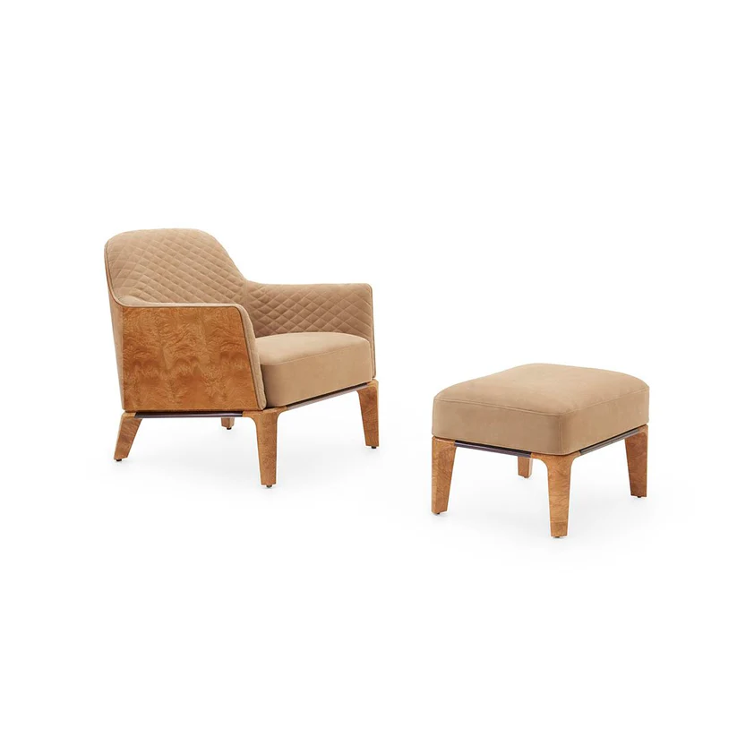 Morley | Fauteuil design Bentley Home en cuir ou tissu, structure en bois courbé, détails acier gris canon, idéal avec pouf Sherwood, disponible chez D-Style Interior