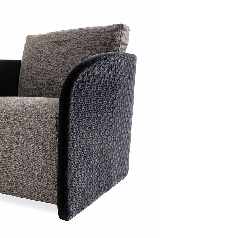 Swan | Fauteuil de bureau design Bentley Home en cuir ou tissu, structure en bois courbé, accoudoirs dynamiques, disponible chez D-Style Interior