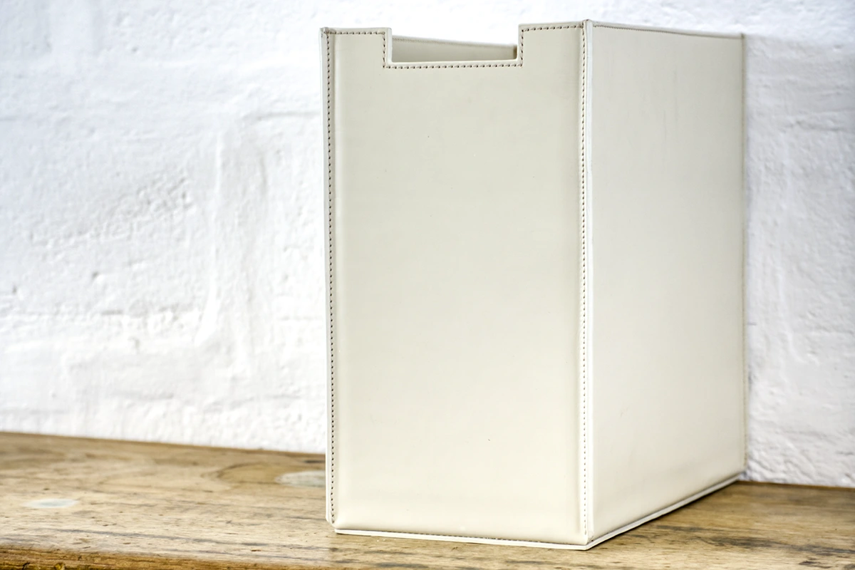 Leather Box par Amura Lab est une boîte design en cuir naturel alliant fonctionnalité, raffinement et savoir-faire artisanal italien. Disponible chez D-Style Interior.