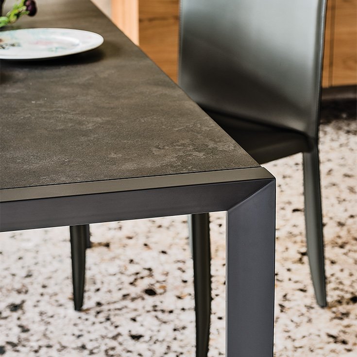 Pedro Drive table extensible design haut de gamme en acier laqué et bois laminé, alliant élégance italienne et fonctionnalité contemporaine. Disponible chez D-Style Interior.