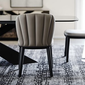 Chrishell Chaise design de Cattelan Italia, avec dossier matelassé et structure en frêne massif. Élégance italienne et confort d’exception. Disponible chez D-Style Interior.
