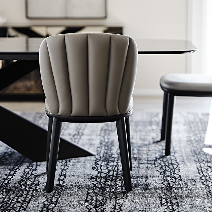 Chrishell Chaise design de Cattelan Italia, avec dossier matelassé et structure en frêne massif. Élégance italienne et confort d’exception. Disponible chez D-Style Interior.