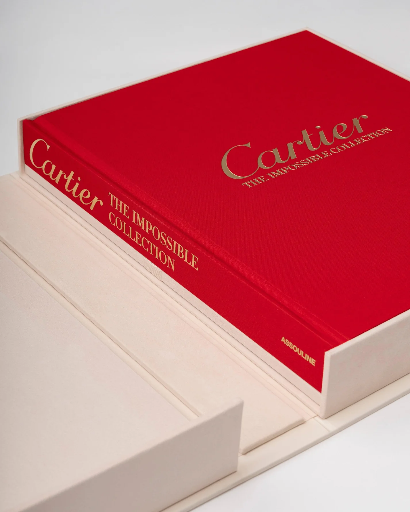 Livre design haut de gamme Cartier: The Impossible Collection par Assouline, édition Ultimate sous écrin soie, disponible chez D-Style Interior.