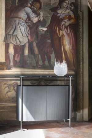 Bibliothèque design haut de gamme Oceano par Poltrona Frau, malle-bibliothèque en cuir Pelle Frau® avec bureau rabattable, disponible chez D-Style Interior