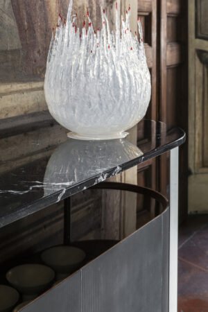 Bibliothèque design haut de gamme Oceano par Poltrona Frau, malle-bibliothèque en cuir Pelle Frau® avec bureau rabattable, disponible chez D-Style Interior