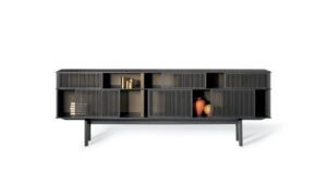 Buffet design Lloyd Cabinet haut par Poltrona Frau, structure chêne et grilles coulissantes, disponible chez D-Style Interior