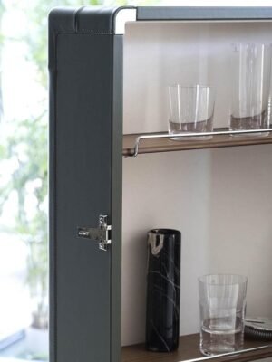 Meuble bar design haut de gamme Isidoro par Poltrona Frau, structure gainée cuir avec roulettes, disponible chez D-Style Interior