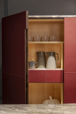 Meuble bar design haut de gamme Fidelio par Poltrona Frau, structure frêne avec intérieur érable éclairé, disponible chez D-Style Interior
