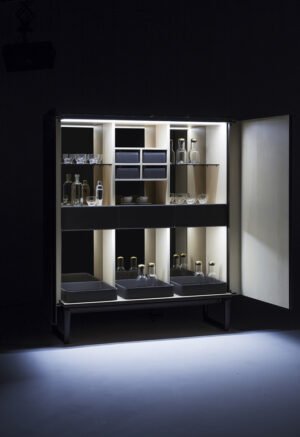 Meuble bar design haut de gamme Fidelio par Poltrona Frau, structure frêne avec intérieur érable éclairé, disponible chez D-Style Interior