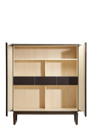 Meuble de rangement design haut de gamme Fidelio Cabinet haut par Poltrona Frau, structure frêne avec intérieur érable et base chevalet, disponible chez D-Style Interior