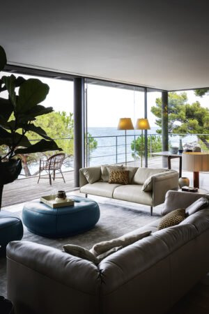 Canapé design haut de gamme John-John par Poltrona Frau, structure hêtre massif avec coussins plumes et cuir Pelle Frau®, disponible chez D-Style Interior