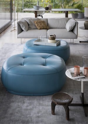 Canapé design haut de gamme John-John par Poltrona Frau, structure hêtre massif avec coussins plumes et cuir Pelle Frau®, disponible chez D-Style Interior