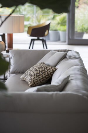 Canapé design haut de gamme John-John par Poltrona Frau, structure hêtre massif avec coussins plumes et cuir Pelle Frau®, disponible chez D-Style Interior