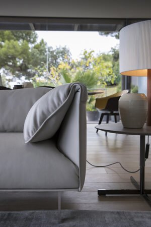 Canapé design haut de gamme John-John par Poltrona Frau, structure hêtre massif avec coussins plumes et cuir Pelle Frau®, disponible chez D-Style Interior