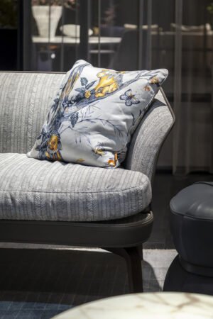 Canapé design haut de gamme Nivola par Poltrona Frau, coque moulée avec coussins plumes et pieds frêne, disponible chez D-Style Interior