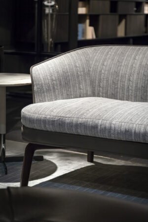 Canapé design haut de gamme Nivola par Poltrona Frau, coque moulée avec coussins plumes et pieds frêne, disponible chez D-Style Interior