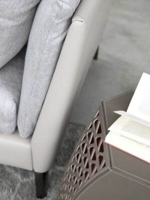 Canapé design haut de gamme Bretagne par Poltrona Frau, structure hêtre avec coque cuir Pelle Frau® et assise plumes, disponible chez D-Style Interior
