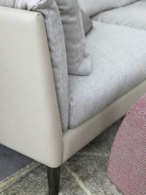 Canapé design haut de gamme Bretagne par Poltrona Frau, structure hêtre avec coque cuir Pelle Frau® et assise plumes, disponible chez D-Style Interior