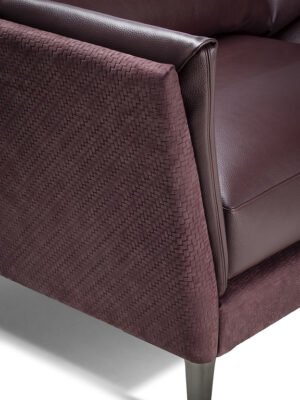 Canapé design haut de gamme Bretagne Gran Comfort par Poltrona Frau, rembourrage structuré avec lignes enveloppantes, disponible chez D-Style Interior