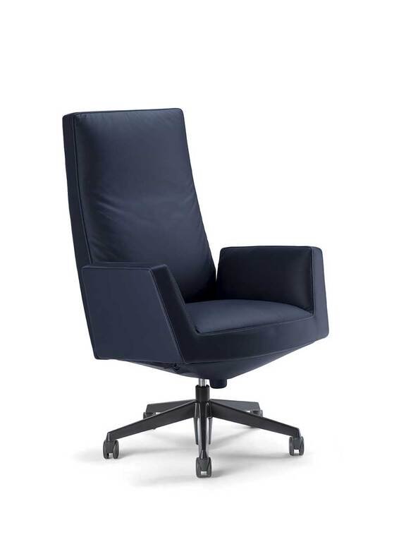 Chaise de bureau design haut de gamme Poltrona Frau Chancellor en cuir Pelle Frau®, base pivotante en aluminium poli avec mécanisme Syncron. Disponible chez D-Style Interior.