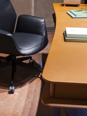 Downtown | Chaise de bureau par Poltrona Frau, design haut de gamme par Jean-Marie Massaud, revêtement cuir Pelle Frau®. Disponible chez D-Style Interior.