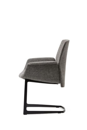 Downtown Conference | Chaise Cantilever Poltrona Frau, design contemporain et ergonomique par Jean-Marie Massaud, revêtement cuir Pelle Frau®. Disponible chez D-Style Interior.