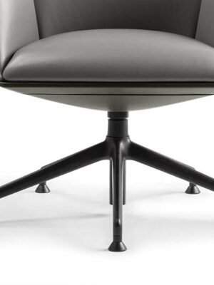 Cercle | Chaise de bureau haut de gamme Visitor Poltrona Frau, design ergonomique par Lievore - Altherr - Park, coque en polyuréthane et cuir Pelle Frau®. Disponible chez D-Style Interior.