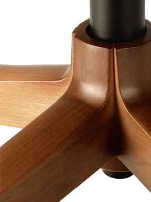 Oxford Chaise de bureau haut de gamme Poltrona Frau, structure en hêtre massif, cuir Pelle Frau avec capitonnage artisanal, piètement à cinq branches en aluminium noir. Disponible chez D-Style Interior.