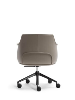 Chaise de bureau haut de gamme Archibald Task par Poltrona Frau, cuir Pelle Frau®, base en aluminium noir, dossier haut et accoudoirs design. Disponible chez D-style Interior