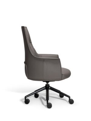 Chaise de bureau haut de gamme Archibald Task par Poltrona Frau, cuir Pelle Frau®, base en aluminium noir, dossier haut et accoudoirs design. Disponible chez D-style Interior