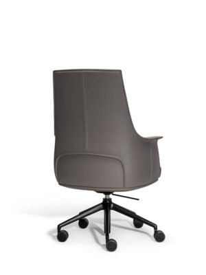 Chaise de bureau haut de gamme Archibald Task par Poltrona Frau, cuir Pelle Frau®, base en aluminium noir, dossier haut et accoudoirs design. Disponible chez D-style Interior