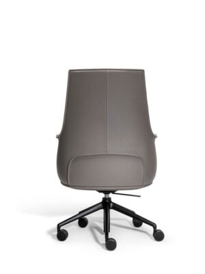 Chaise de bureau haut de gamme Archibald Task par Poltrona Frau, cuir Pelle Frau®, base en aluminium noir, dossier haut et accoudoirs design. Disponible chez D-style Interior