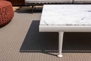 Souvenir d’Italie | Table basse design haut de gamme Poltrona Frau, marbre Arabescato naturel, aluminium laqué Gesso et Basalto, disponible chez D-Style Interior