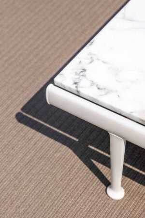 Souvenir d’Italie | Table basse design haut de gamme Poltrona Frau, marbre Arabescato naturel, aluminium laqué Gesso et Basalto, disponible chez D-Style Interior