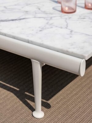 Souvenir d’Italie | Table basse design haut de gamme Poltrona Frau 120x120 cm, marbre Arabescato naturel, aluminium laqué Gesso et Basalto, disponible chez D-Style Interior