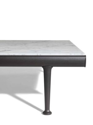 Souvenir d’Italie | Table basse design haut de gamme Poltrona Frau 120x120 cm, marbre Arabescato naturel, aluminium laqué Gesso et Basalto, disponible chez D-Style Interior