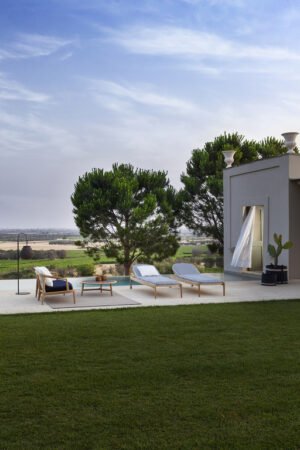 The Secret Garden | Table basse design haut de gamme Poltrona Frau, teck massif naturel et plateau en grès émaillé, disponible chez D-Style Interior