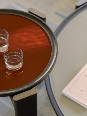 DUO | Table basse design haut de gamme Poltrona Frau, structure en frêne massif sculpté et plateau en marbre, verre ou frêne plaqué, disponible chez D-Style Interior